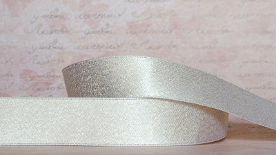 Лента сатиновая декоративная, двухсторонняя, 22мм, цвет молочный, золотой люрекс ДС22-002, 1м