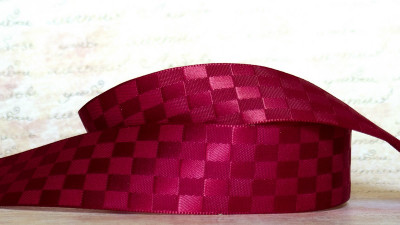 Лента сатиновая декоративная, двухстороняя, 25мм, цвет вишневый, квадратики, ДС25-018, 1м