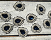 Ювелирная серединка,  граненый камень - капля, 35x25мм, цвет тёмно-синий,, металлическая основа под серебро, ЮС-0220, 1 шт