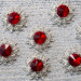 Ювелирная серединка, круглая, граненый камень, вокруг цветы, цвет красно-бордовый, 22мм, серебро, ЮС-0070, 1 шт