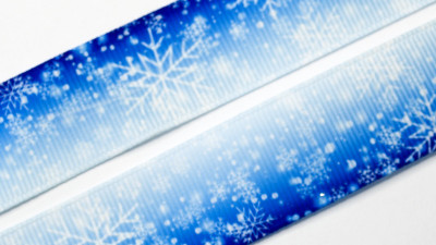 Лента репсовая с рисунком, 22мм, градиент, белые снежинки, РР22-001,1м
