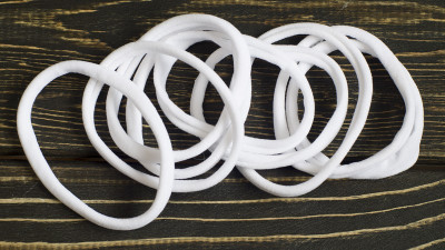 Резинка-повязка ONE SIZE (американская), ширина 8мм, диаметр 8 см, цвет белый, 1 шт