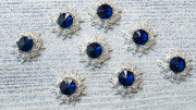 Ювелирная серединка, круглая, граненый камень, вокруг цветы, цвет темно-синий, 22мм, серебро, ЮС-099, 1 шт