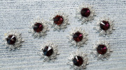 Ювелирная серединка, круглая, граненый камень, вокруг цветы, цвет бургунди, 22мм, серебро, ЮС-0165, 1 шт